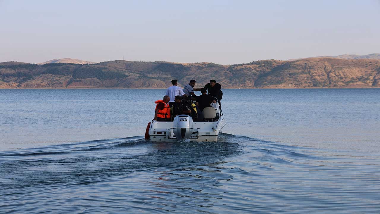 Elazığ'da acı olay! Hazar Gölü'ne giren 16 yaşındaki çocuk suda kayboldu!