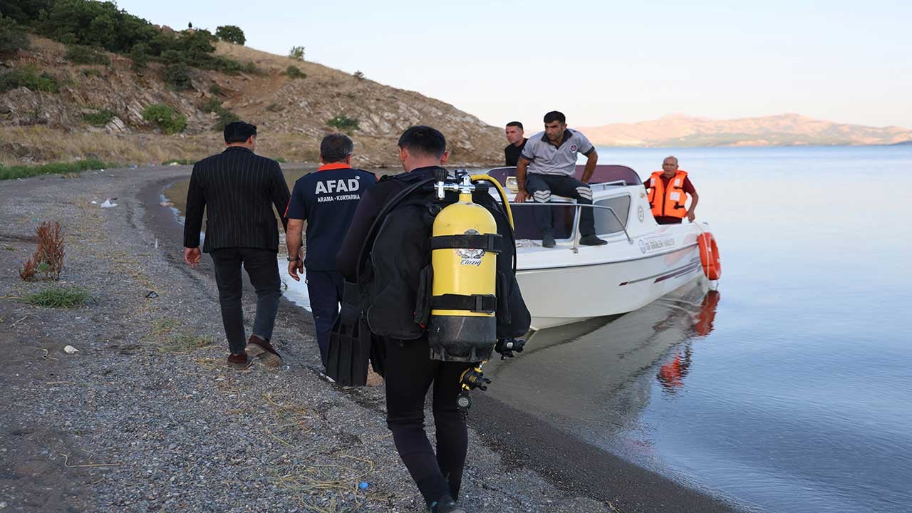 Foto - Elazığ'da acı olay! Hazar Gölü'ne giren 16 yaşındaki çocuk suda kayboldu!