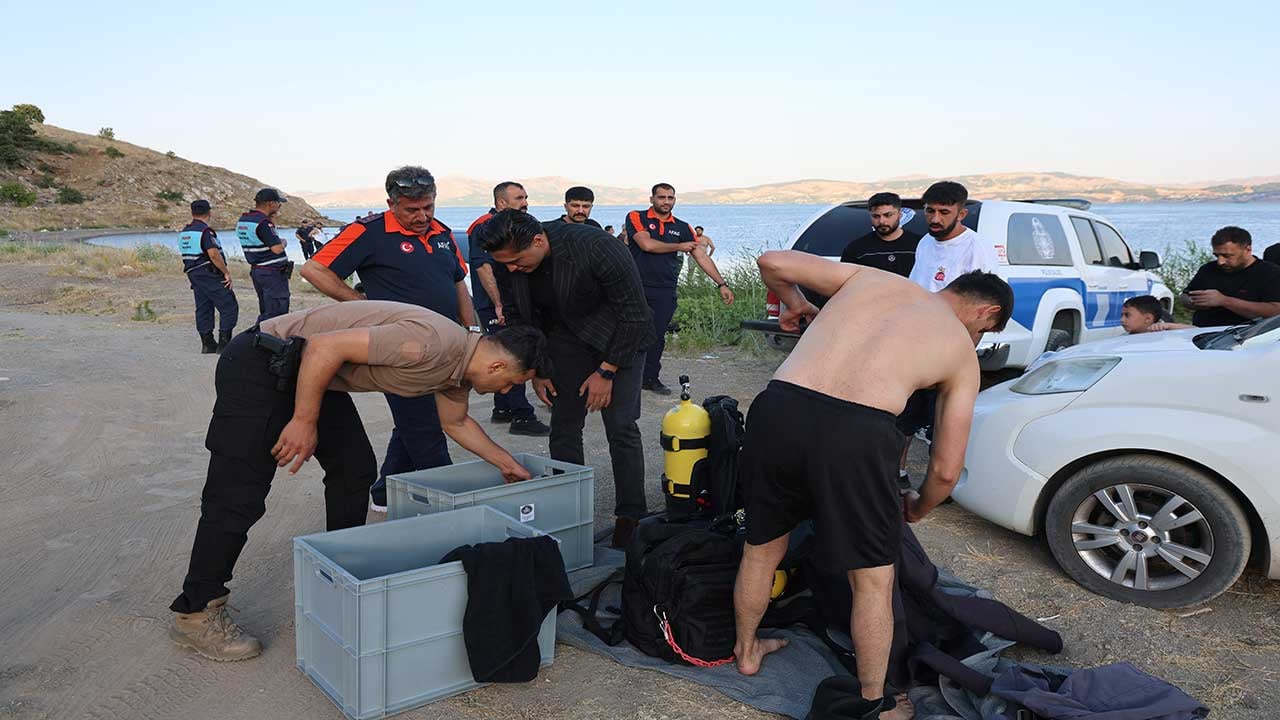 Foto - Elazığ'da acı olay! Hazar Gölü'ne giren 16 yaşındaki çocuk suda kayboldu!