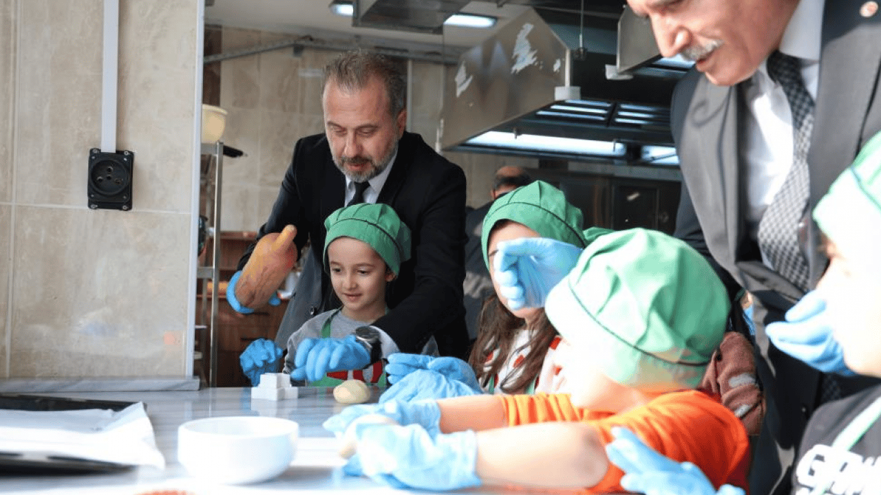 Elazığ’ın minik şefleri mutfakta: Hayaller hamurla şekillendi