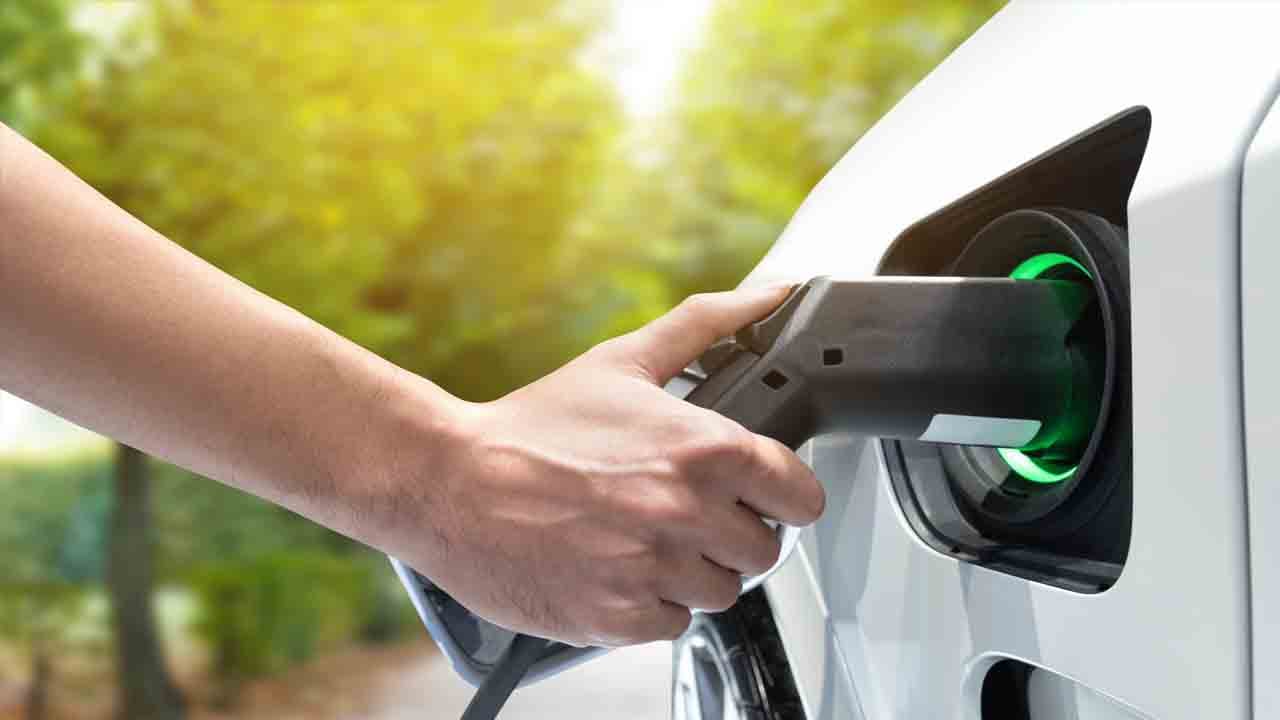 Elektrikli otomobilde dengeler değişiyor: Taht el mi değiştiriyor?