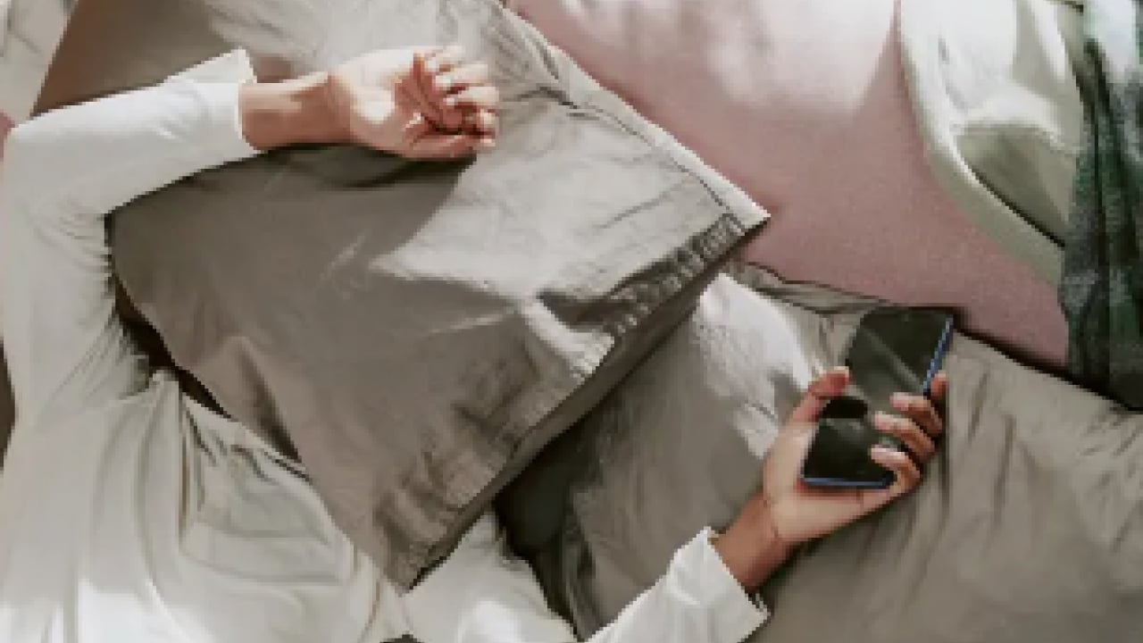 Foto - Elektromanyetik dalgalardan... Telefonu yastık altına koyarsanız... Sağlığı tehdit ediyor