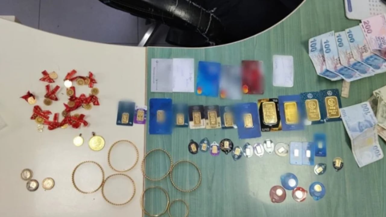 Foto - Eli bile titremedi: 3.5 milyon liralık altını polise teslim etti!