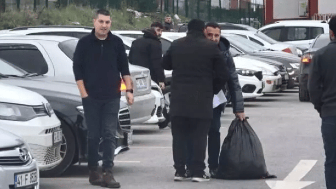 Foto - Ellerinde torbalarla görüntülendi: Cezaevinden tahliyeler başladı!