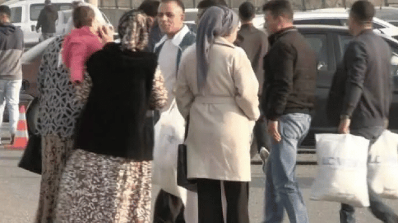 Foto - Ellerinde torbalarla görüntülendi: Cezaevinden tahliyeler başladı!