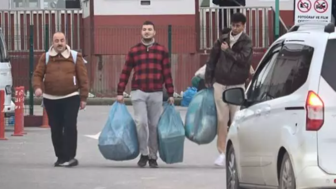 Ellerinde torbalarla görüntülendi: Cezaevinden tahliyeler başladı!
