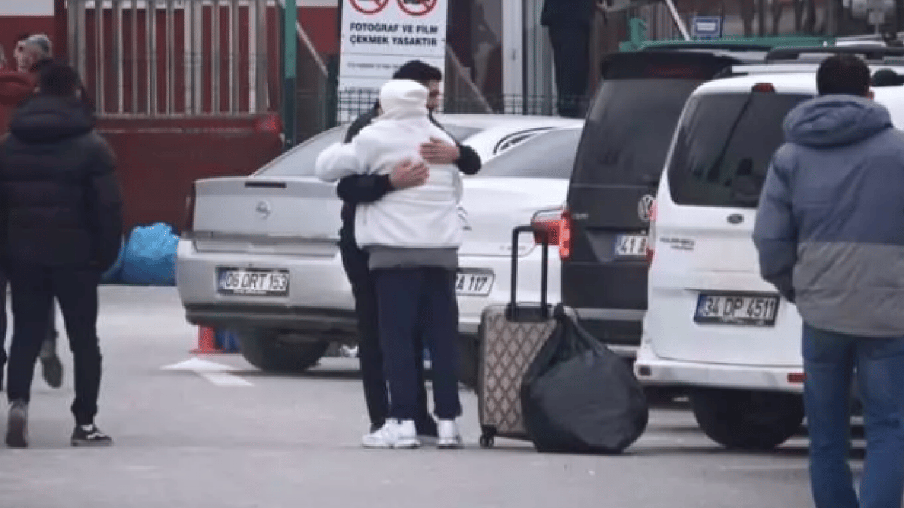 Foto - Ellerinde torbalarla görüntülendi: Cezaevinden tahliyeler başladı!