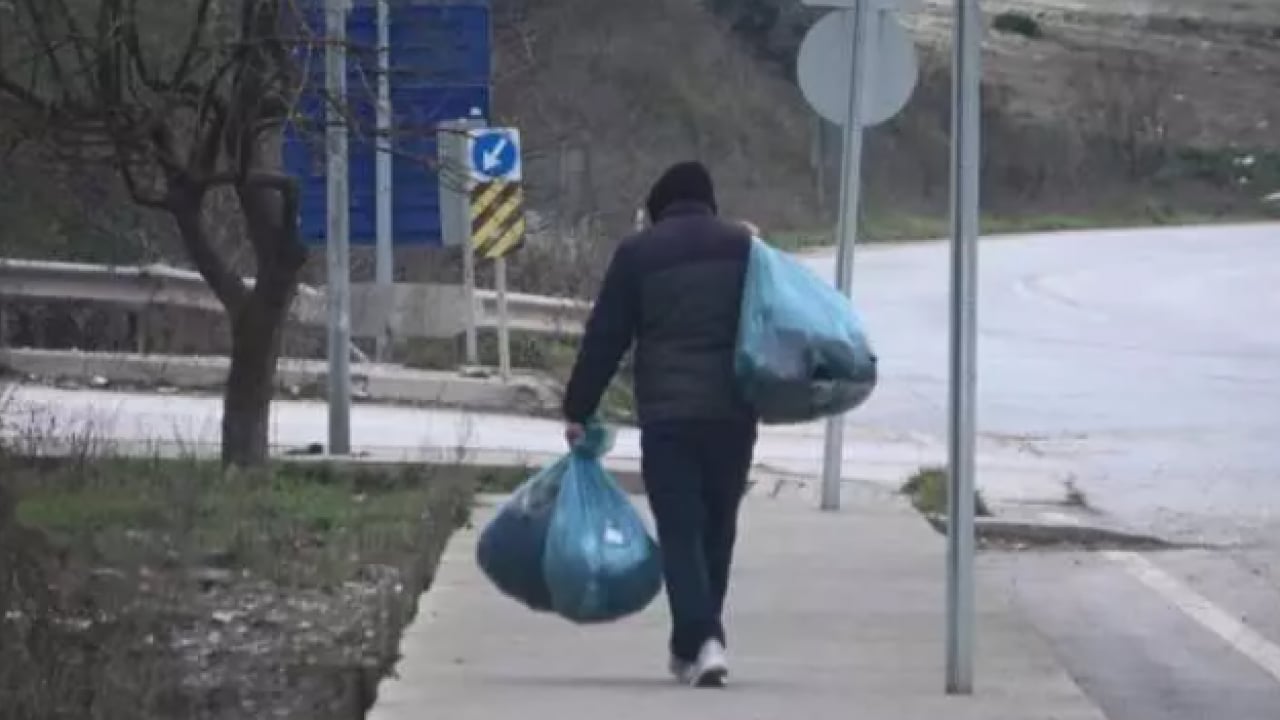Foto - Ellerinde torbalarla görüntülendi: Cezaevinden tahliyeler başladı!