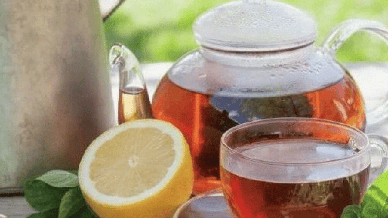 Foto - Emilimi kolaylaştırmak için... Çaya limon koymak demiri tüketir mi?