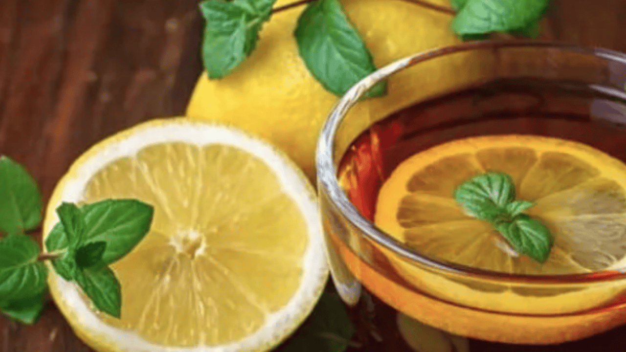 Foto - Emilimi kolaylaştırmak için... Çaya limon koymak demiri tüketir mi?
