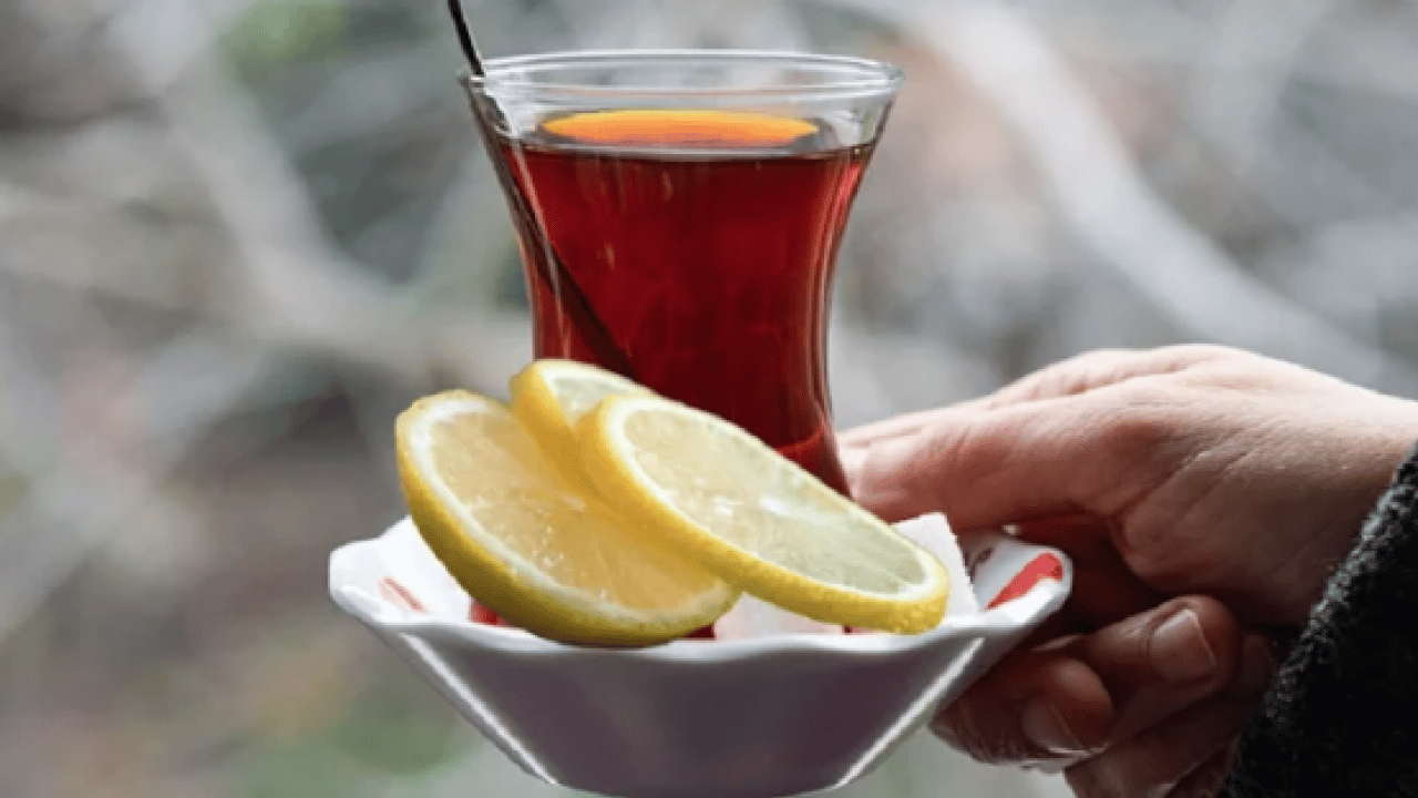 Foto - Emilimi kolaylaştırmak için... Çaya limon koymak demiri tüketir mi?