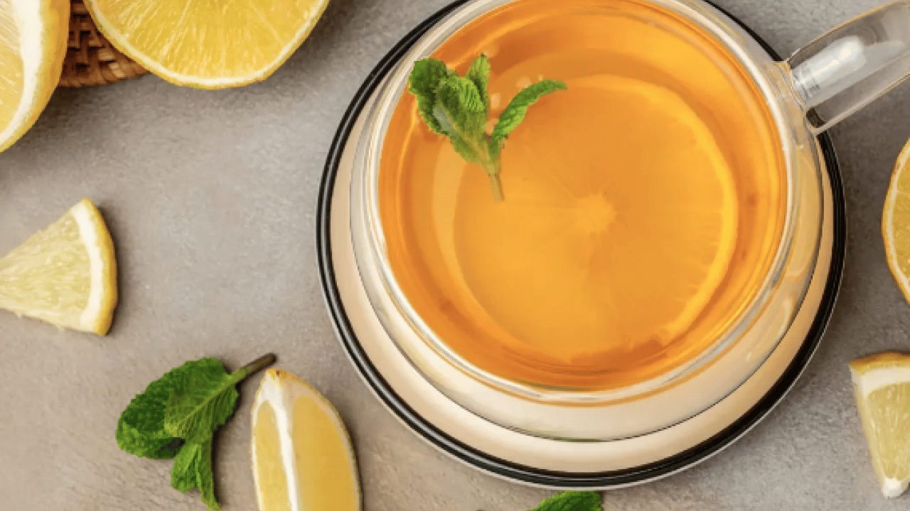 Foto - Emilimi kolaylaştırmak için... Çaya limon koymak demiri tüketir mi?