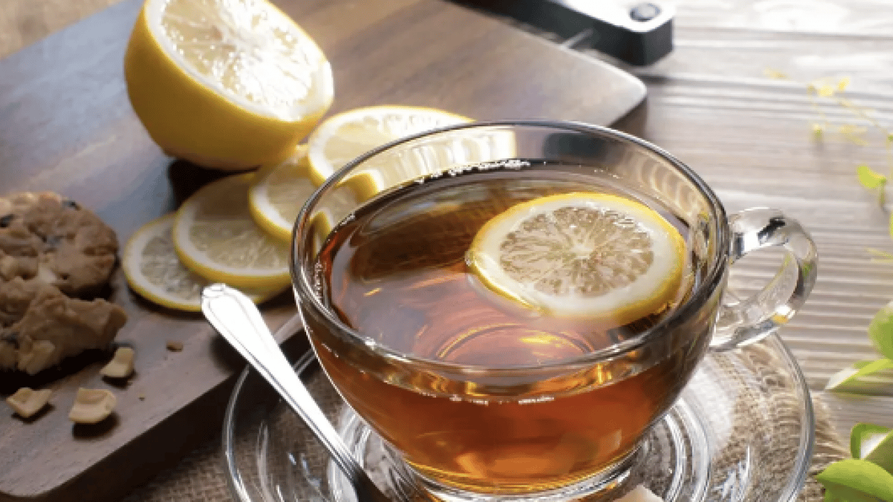 Foto - Emilimi kolaylaştırmak için... Çaya limon koymak demiri tüketir mi?