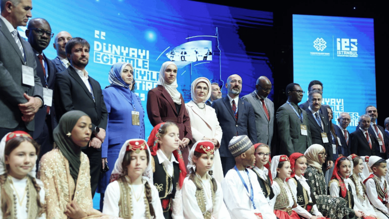 Foto - Emine Erdoğan, 5. İstanbul Eğitim Zirvesi'nde konuştu: Ahmed Şara'nın eşi Latife El Durubi'yle birlikte...