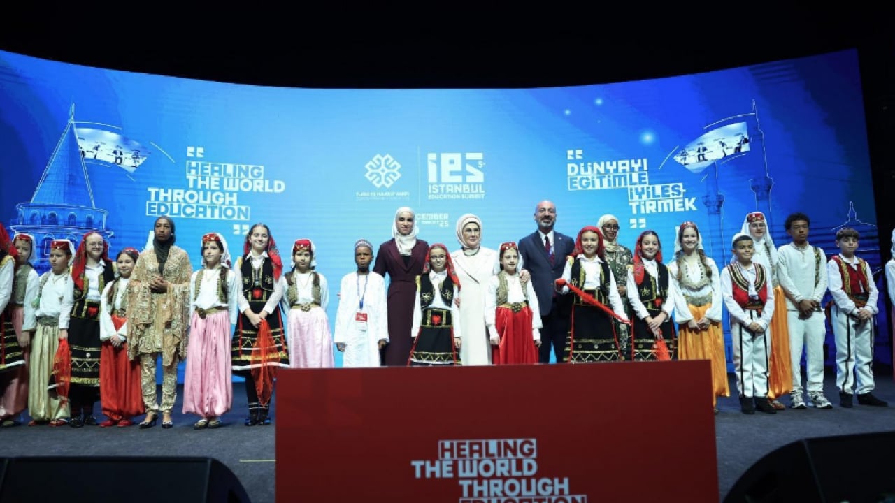 Foto - Emine Erdoğan, 5. İstanbul Eğitim Zirvesi'nde konuştu: Ahmed Şara'nın eşi Latife El Durubi'yle birlikte...