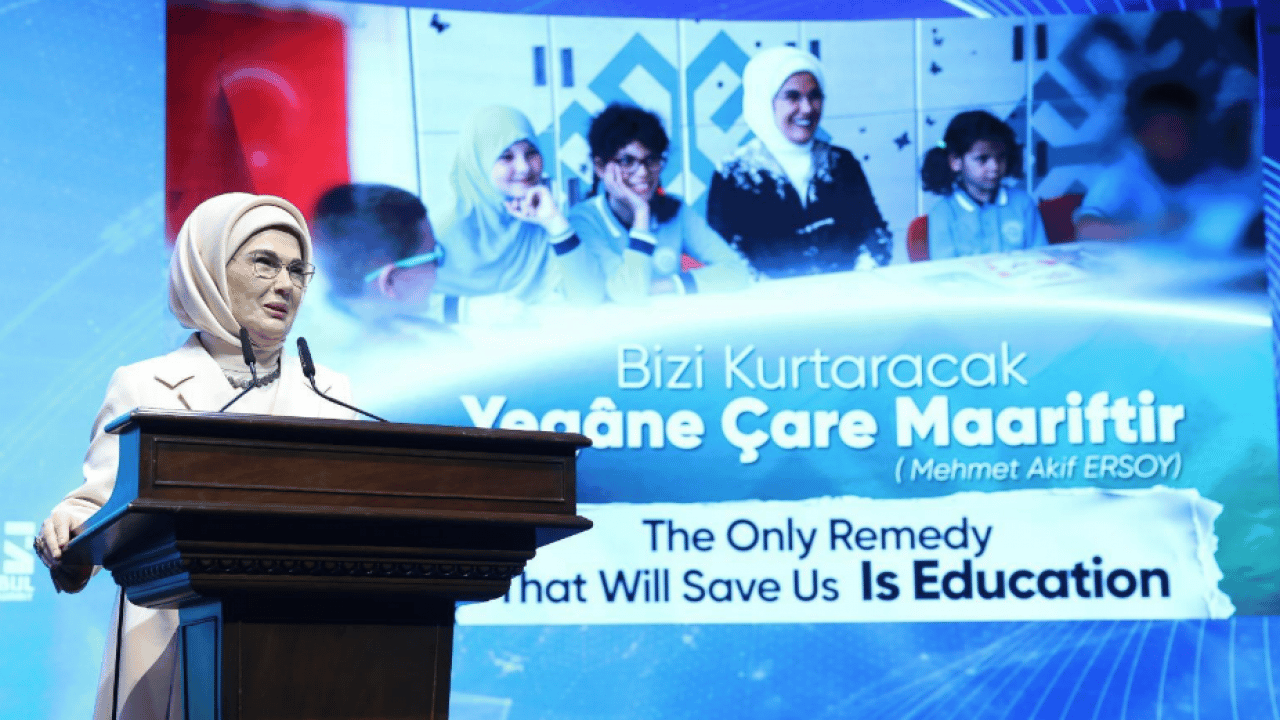 Foto - Emine Erdoğan, 5. İstanbul Eğitim Zirvesi'nde konuştu: Ahmed Şara'nın eşi Latife El Durubi'yle birlikte...