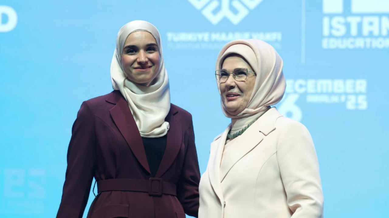 Foto - Emine Erdoğan, 5. İstanbul Eğitim Zirvesi'nde konuştu: Ahmed Şara'nın eşi Latife El Durubi'yle birlikte...