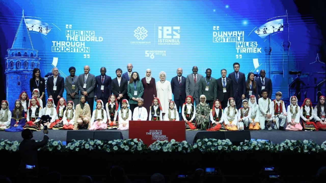 Foto - Emine Erdoğan, 5. İstanbul Eğitim Zirvesi'nde konuştu: Ahmed Şara'nın eşi Latife El Durubi'yle birlikte...