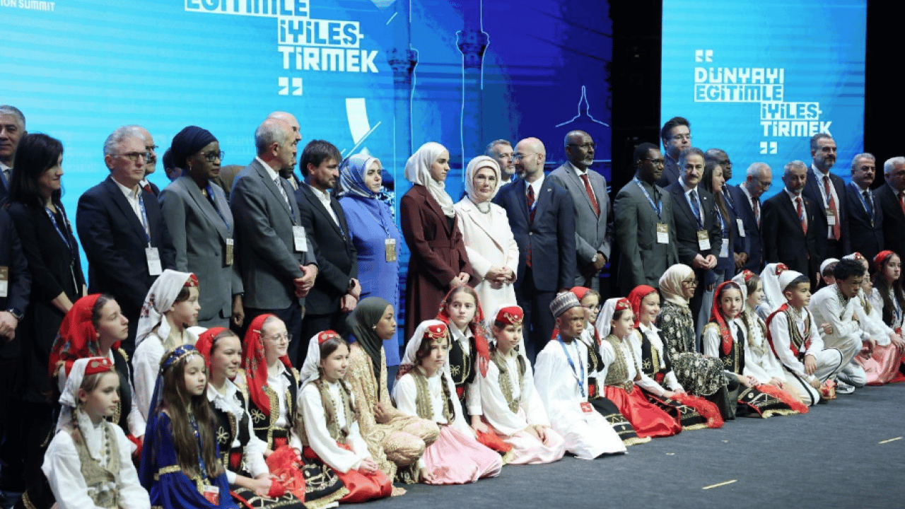 Foto - Emine Erdoğan, 5. İstanbul Eğitim Zirvesi'nde konuştu: Ahmed Şara'nın eşi Latife El Durubi'yle birlikte...
