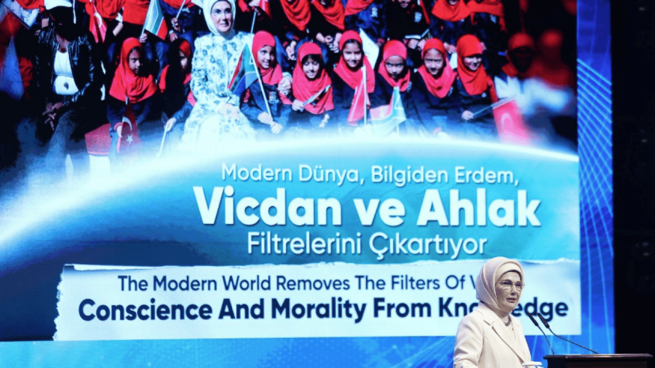 Foto - Emine Erdoğan, 5. İstanbul Eğitim Zirvesi'nde konuştu: Ahmed Şara'nın eşi Latife El Durubi'yle birlikte...