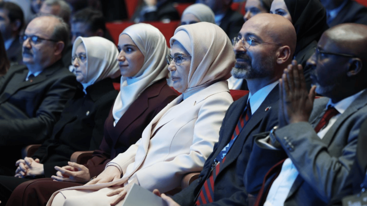 Foto - Emine Erdoğan, 5. İstanbul Eğitim Zirvesi'nde konuştu: Ahmed Şara'nın eşi Latife El Durubi'yle birlikte...
