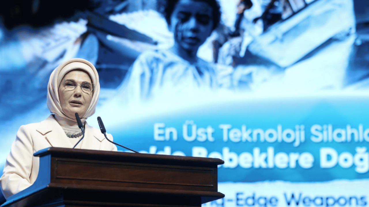 Foto - Emine Erdoğan, 5. İstanbul Eğitim Zirvesi'nde konuştu: Ahmed Şara'nın eşi Latife El Durubi'yle birlikte...