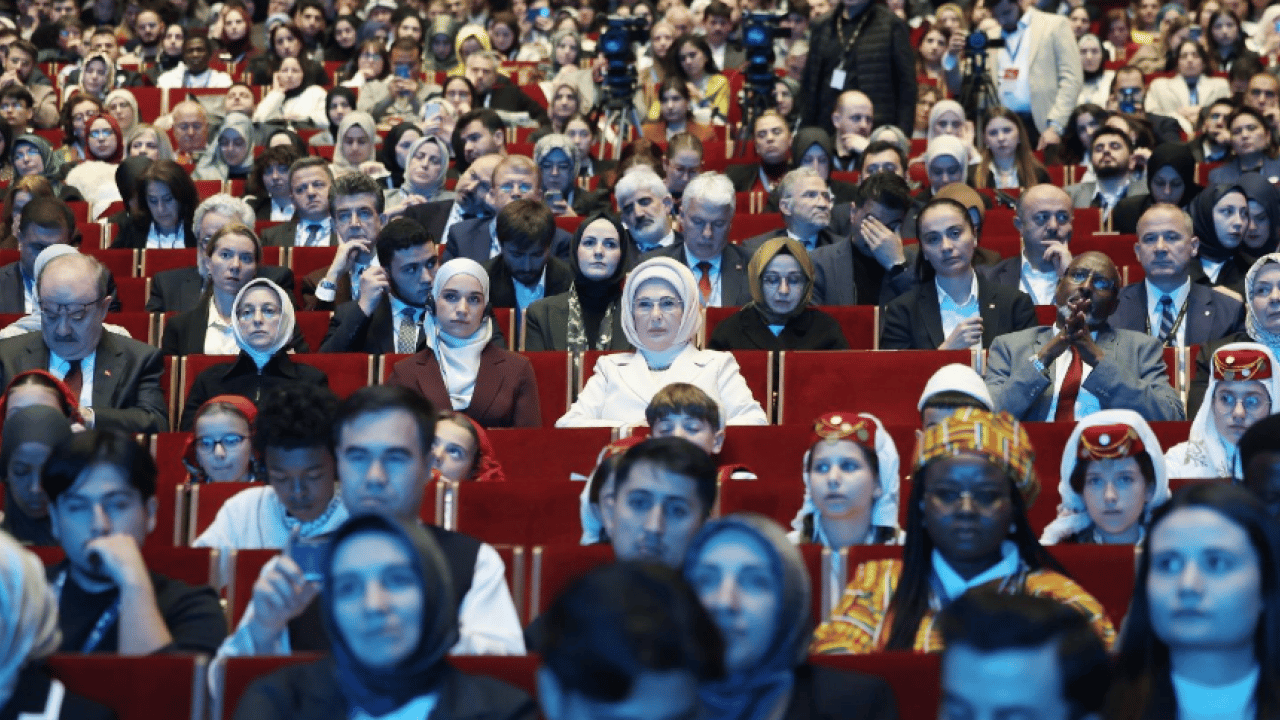 Foto - Emine Erdoğan, 5. İstanbul Eğitim Zirvesi'nde konuştu: Ahmed Şara'nın eşi Latife El Durubi'yle birlikte...