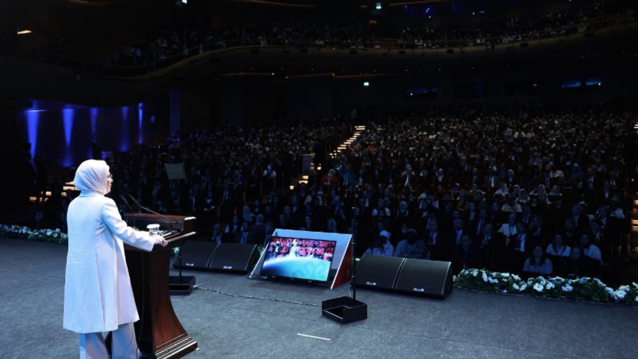 Foto - Emine Erdoğan, 5. İstanbul Eğitim Zirvesi'nde konuştu: Ahmed Şara'nın eşi Latife El Durubi'yle birlikte...