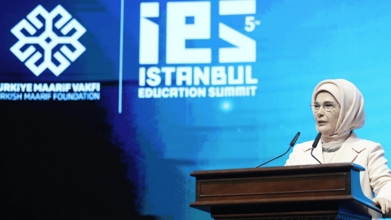 Foto - Emine Erdoğan, 5. İstanbul Eğitim Zirvesi'nde konuştu: Ahmed Şara'nın eşi Latife El Durubi'yle birlikte...