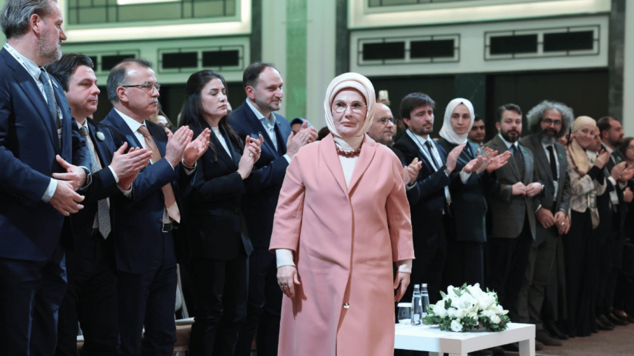 Foto - Emine Erdoğan, Bağımsızlık Öncüleri Zirvesi'nde konuştu... En büyük kale ailedir vurgusu...