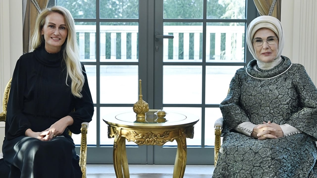 Emine Erdoğan, KKTC Cumhurbaşkanı'nın eşi Nilden Bektaş Erhürman ile bir araya geldi
