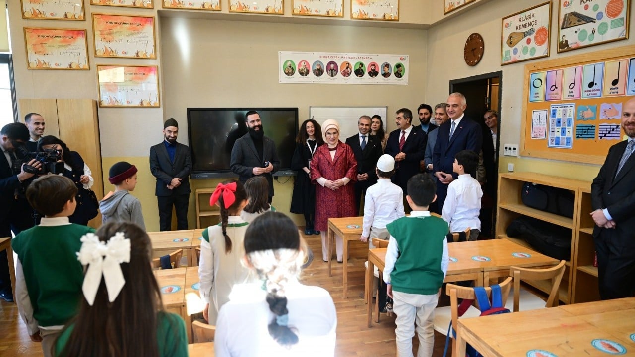 Foto - Emine Erdoğan, Palet Türk Müziği İlkokulunu ziyaretinde konuştu...