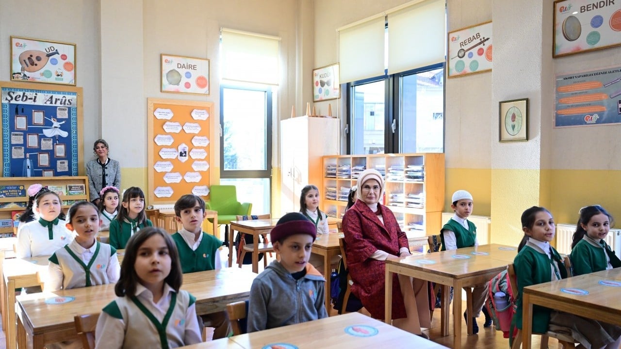 Foto - Emine Erdoğan, Palet Türk Müziği İlkokulunu ziyaretinde konuştu...