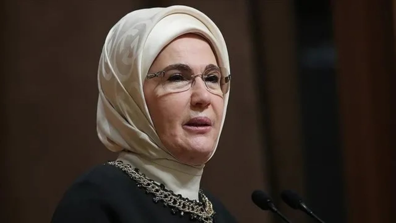 Foto - Emine Erdoğan’ın "Atatürk" mesajı sonrası millet Google’a hücum etti! "Bani" kelimesi olay oldu