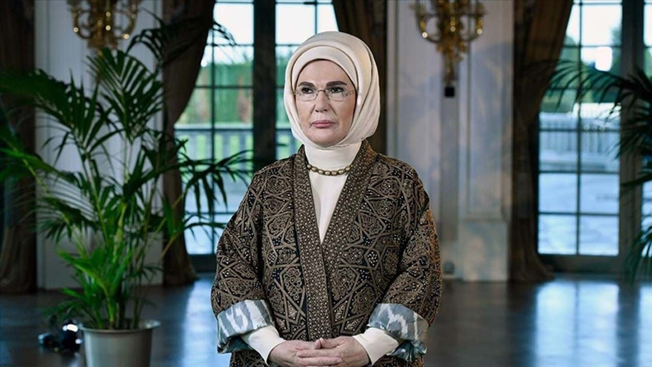 Foto - Emine Erdoğan’ın "Atatürk" mesajı sonrası millet Google’a hücum etti! "Bani" kelimesi olay oldu