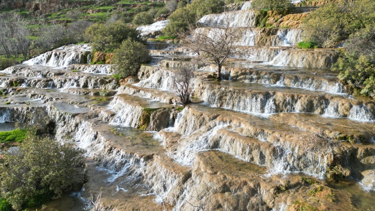 Foto - ‘Emrud travertenleri’ kar ve yağmur sularıyla canlandı