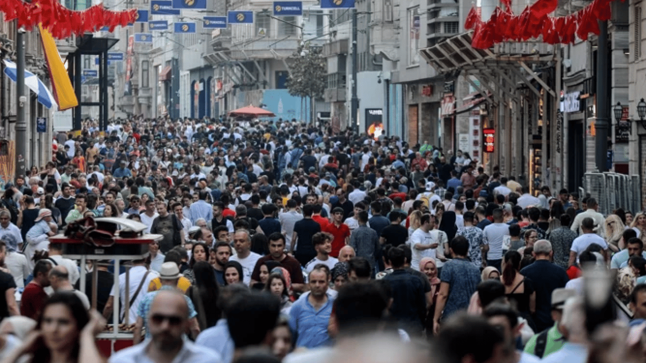 En kalabalık yabancı nüfusu hangi şehirde? İşte yabancıların en çok yaşadığı iller! 