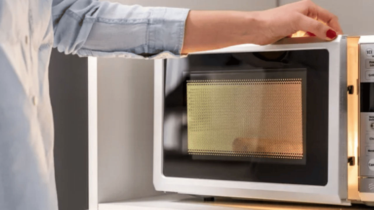 En pratik aletlerden biri... Mikrodalgada asla ısıtmamanız gereken 7 gıda!