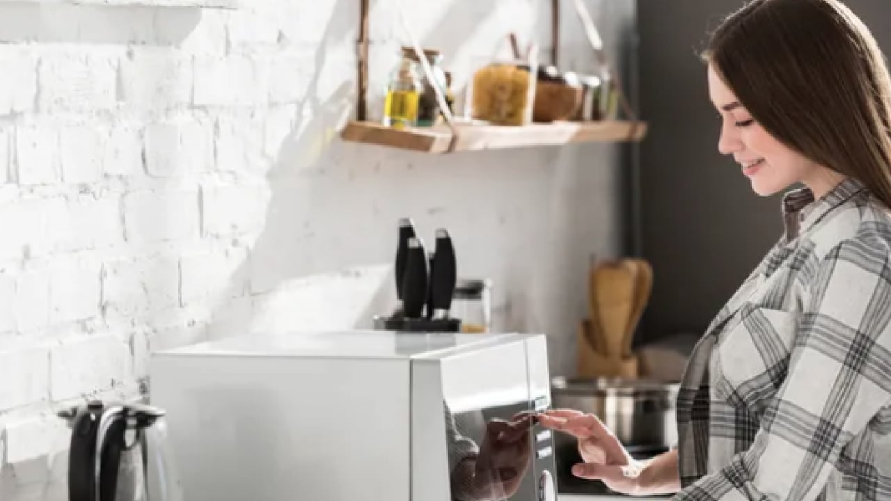 Foto - En pratik aletlerden biri... Mikrodalgada asla ısıtmamanız gereken 7 gıda!