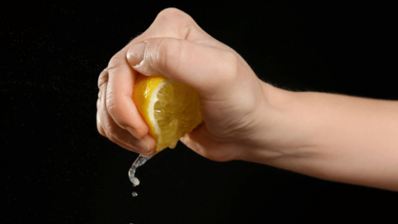 Foto - En sevdiğiniz kazak çöpe gitmesin! Kazağa dökülen kahve lekesini gidermenin doğal yolu