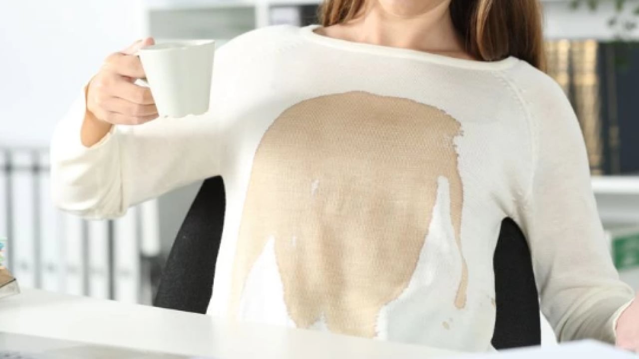 Foto - En sevdiğiniz kazak çöpe gitmesin! Kazağa dökülen kahve lekesini gidermenin doğal yolu