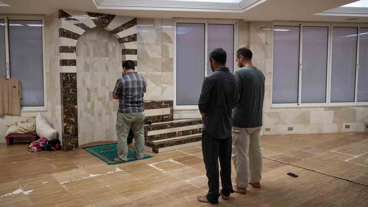 Foto - En zor anlarında yuva oldu: Depremin vurduğu şehirde camiye sığındılar