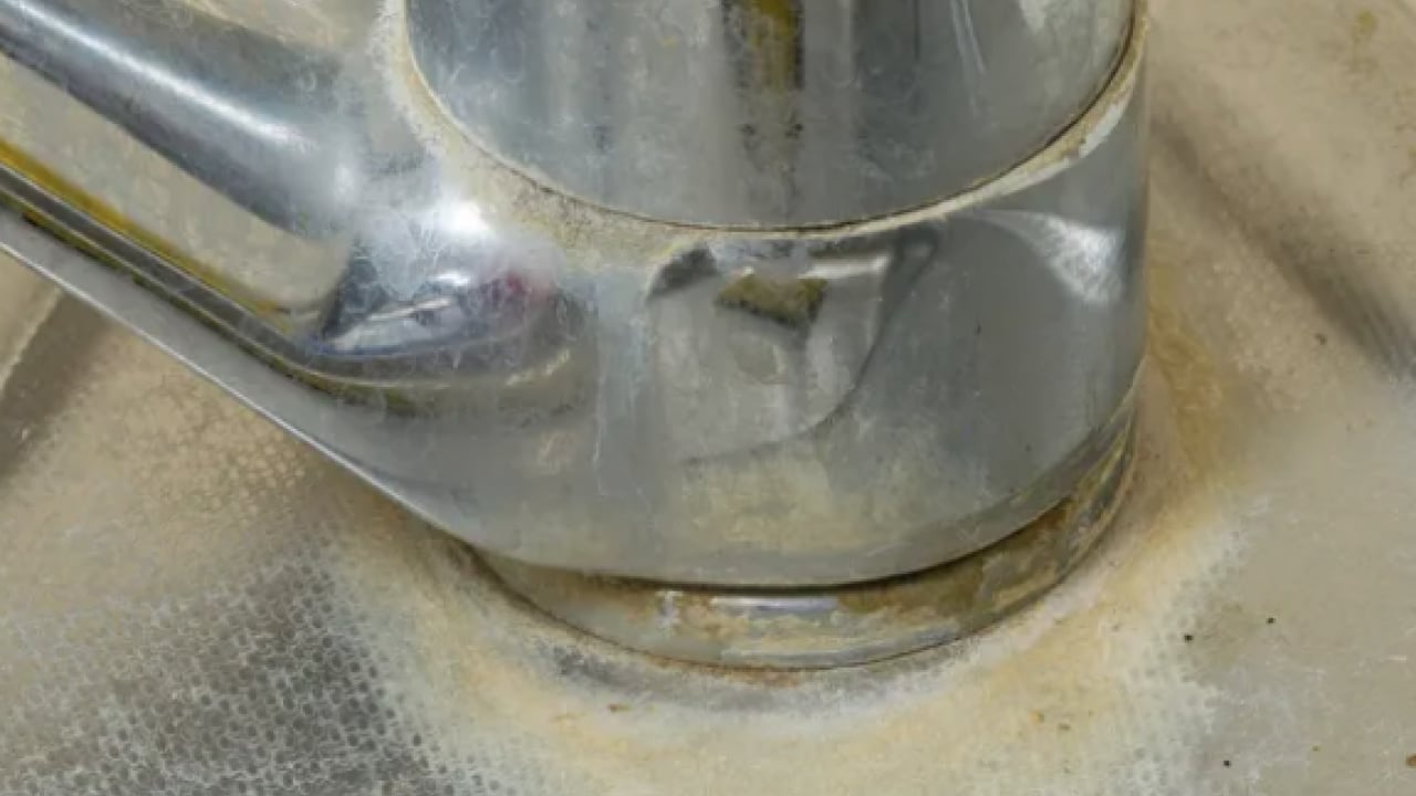 Foto - En zorlu sınavlardan biri... Kireçten taşlaşmış musluğu 5 dakikada ayna gibi yapın!