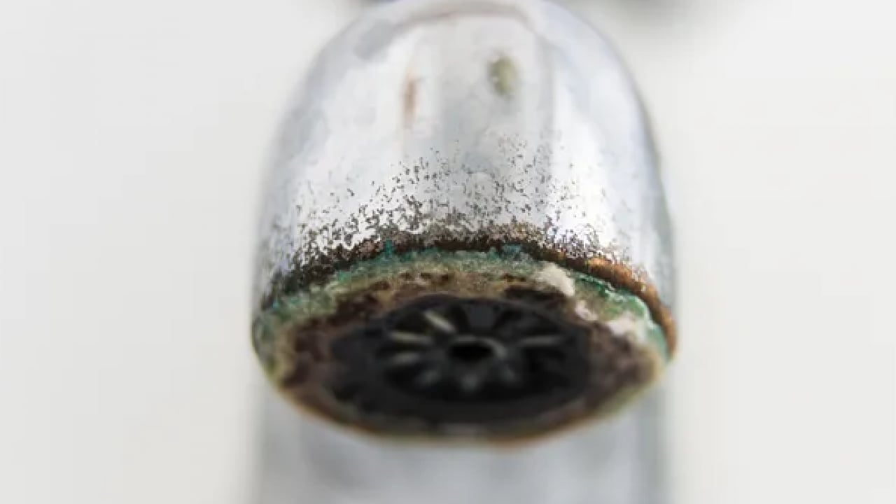 Foto - En zorlu sınavlardan biri... Kireçten taşlaşmış musluğu 5 dakikada ayna gibi yapın!