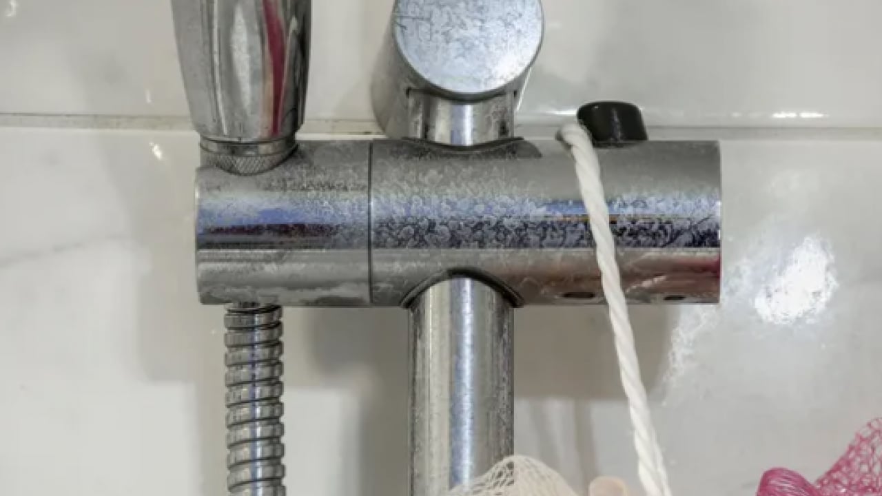 Foto - En zorlu sınavlardan biri... Kireçten taşlaşmış musluğu 5 dakikada ayna gibi yapın!