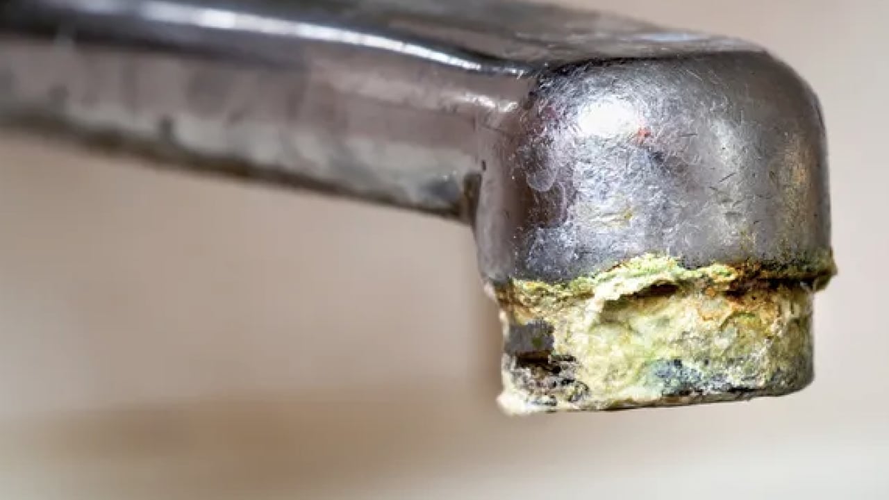 Foto - En zorlu sınavlardan biri... Kireçten taşlaşmış musluğu 5 dakikada ayna gibi yapın!