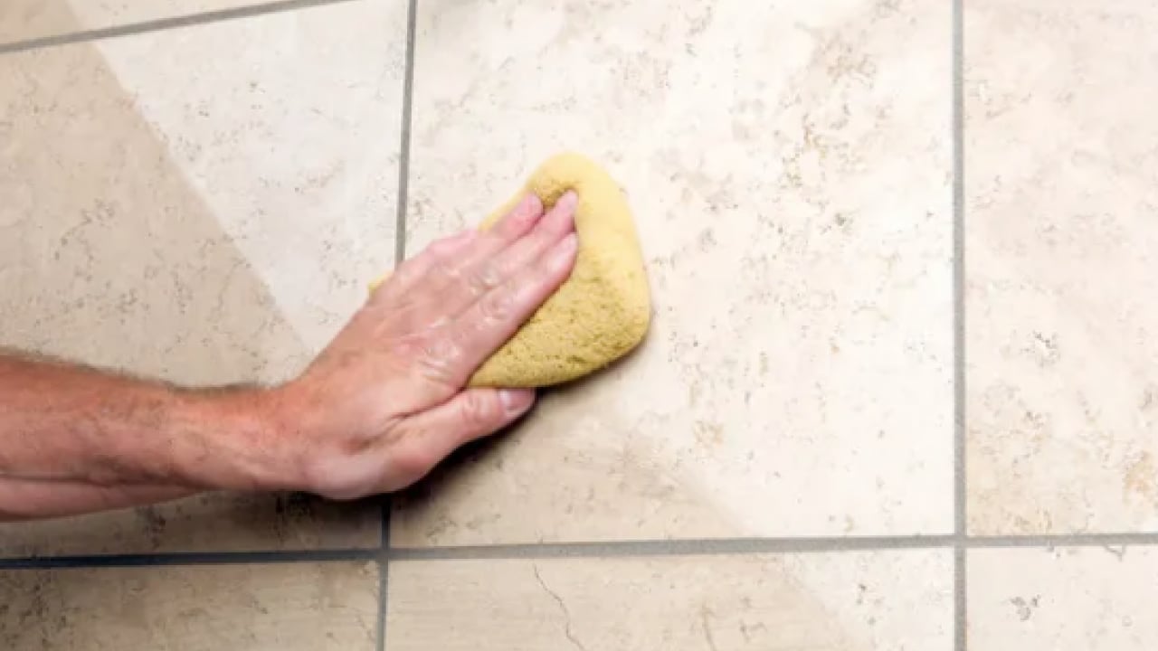 Foto - En zorlu sınavlardan biri... Kireçten taşlaşmış musluğu 5 dakikada ayna gibi yapın!