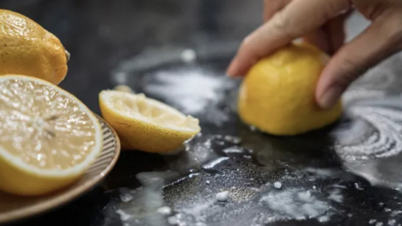 Foto - En zorlu sınavlardan biri... Kireçten taşlaşmış musluğu 5 dakikada ayna gibi yapın!