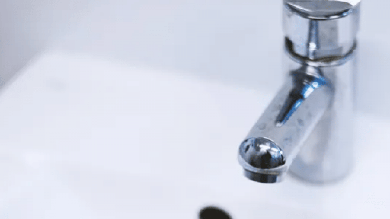 Foto - En zorlu sınavlardan biri... Kireçten taşlaşmış musluğu 5 dakikada ayna gibi yapın!