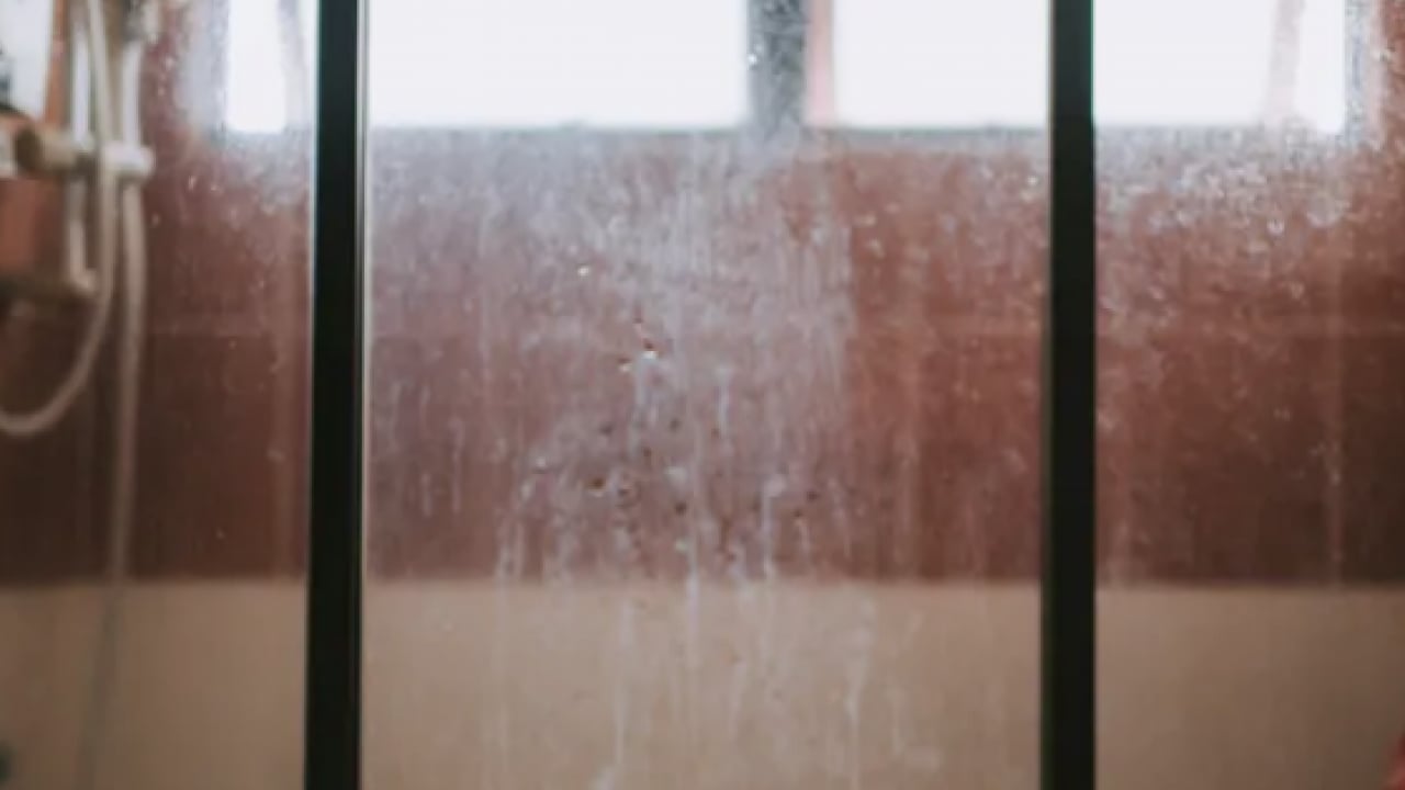 Foto - En zorlu sınavlardan biri... Kireçten taşlaşmış musluğu 5 dakikada ayna gibi yapın!